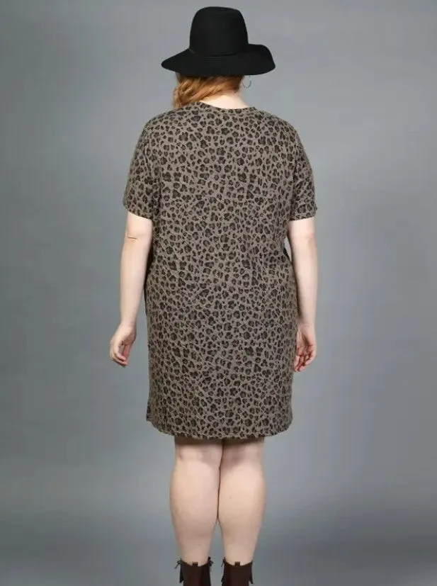 BROWN SHORT SLEEVE CREW NECK LEOPARD PRINT KNIT DRESS